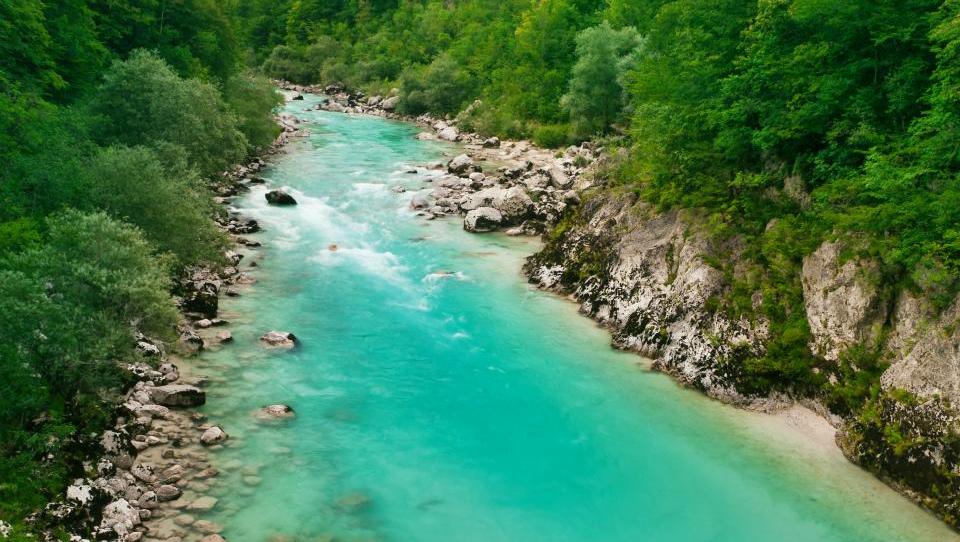 Slovenija ima obilo vodnih virov in se po količini vode uvršča med zelo bogate evropske države, vendar je ta količina prostorsko neenakomerno porazdeljena. Na leto se prek ozemlja Slovenije v rekah in potokih pretoči okoli 34 milijard kubičnih metrov vode; skupna količina vode na prebivalca je skoraj štirikrat večja od evropskega povprečja. Ker večina naših rek izvira v alpskem svetu, je voda v njihovem zgornjem delu še čista, pitna. Med vodno bogastvo Slovenije uvrščamo tudi izvire, naravna in umetna jezera ter del Jadranskega morja (vir: www.stat.si).