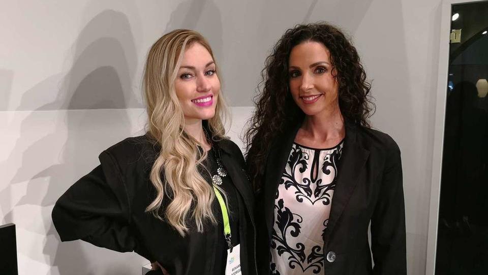 Dekleta na sejmu CES – lepša analogna plat digitalnega raja