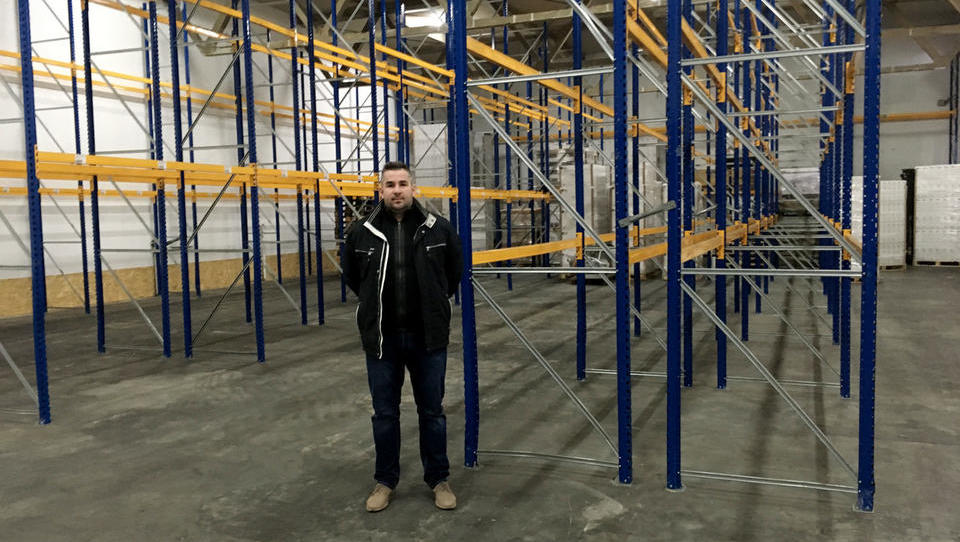 Vsi mrzlično iščejo dodatna skladišča. Kako hudo je v resnici...