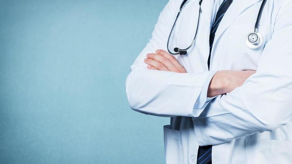 Oktobra so se skoraj tretjini zdravnikov plače zvišale za 20...