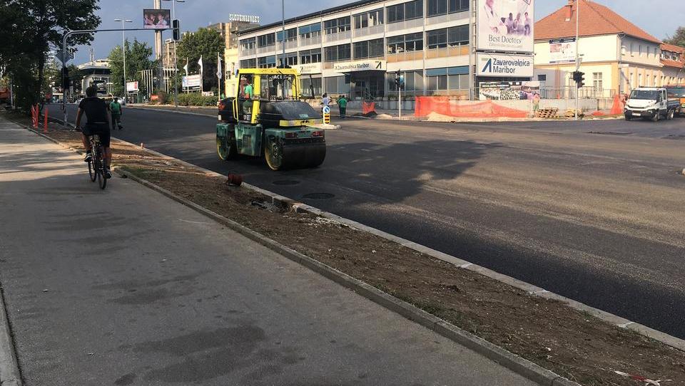 Delavci pohiteli in končali obnovitvena dela na križišču Dunajske...